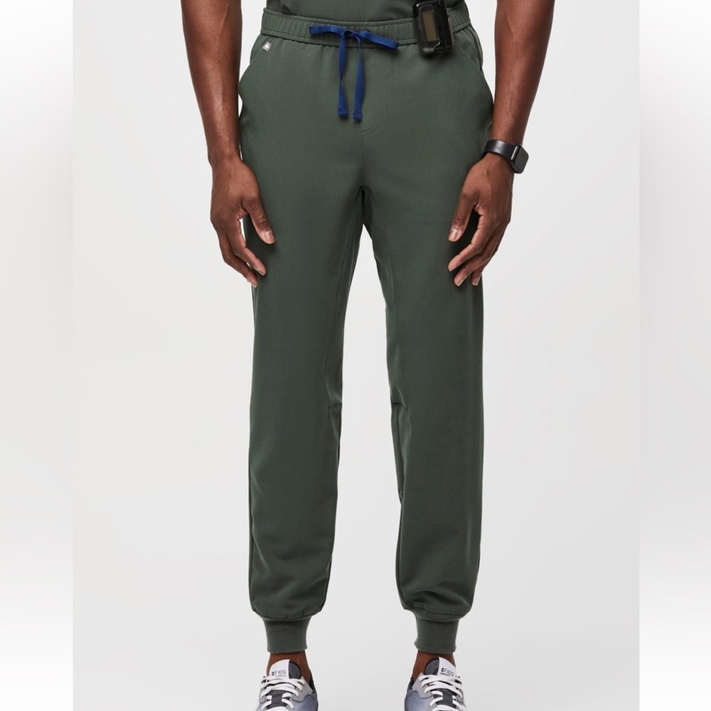Figs Tansen Jogger Scrub in Moss